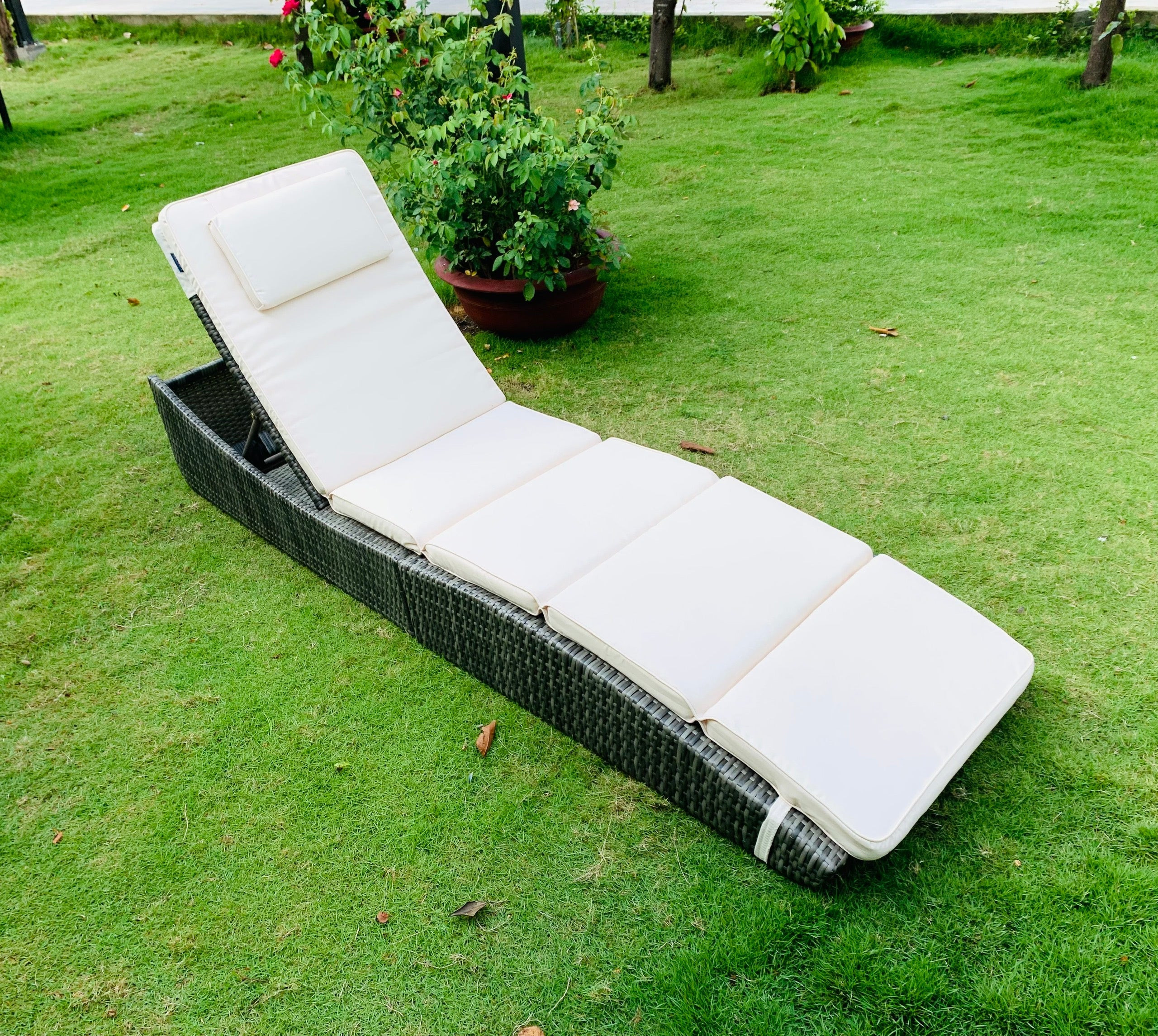 sunloungerinwhite3_ed7c618b-f61b-4055-bcf8-2432d97aacca.jpg